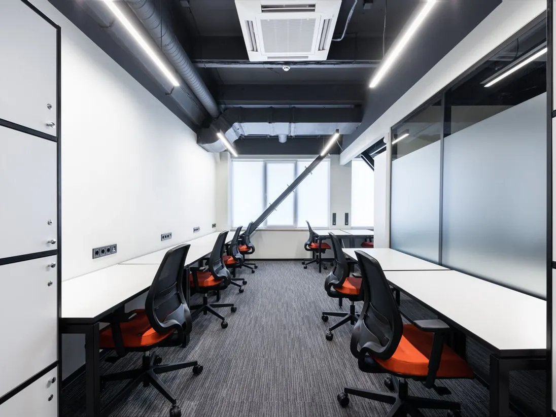 Escritório corporativo com ambientes divididos por drywall e divisórias de vidro