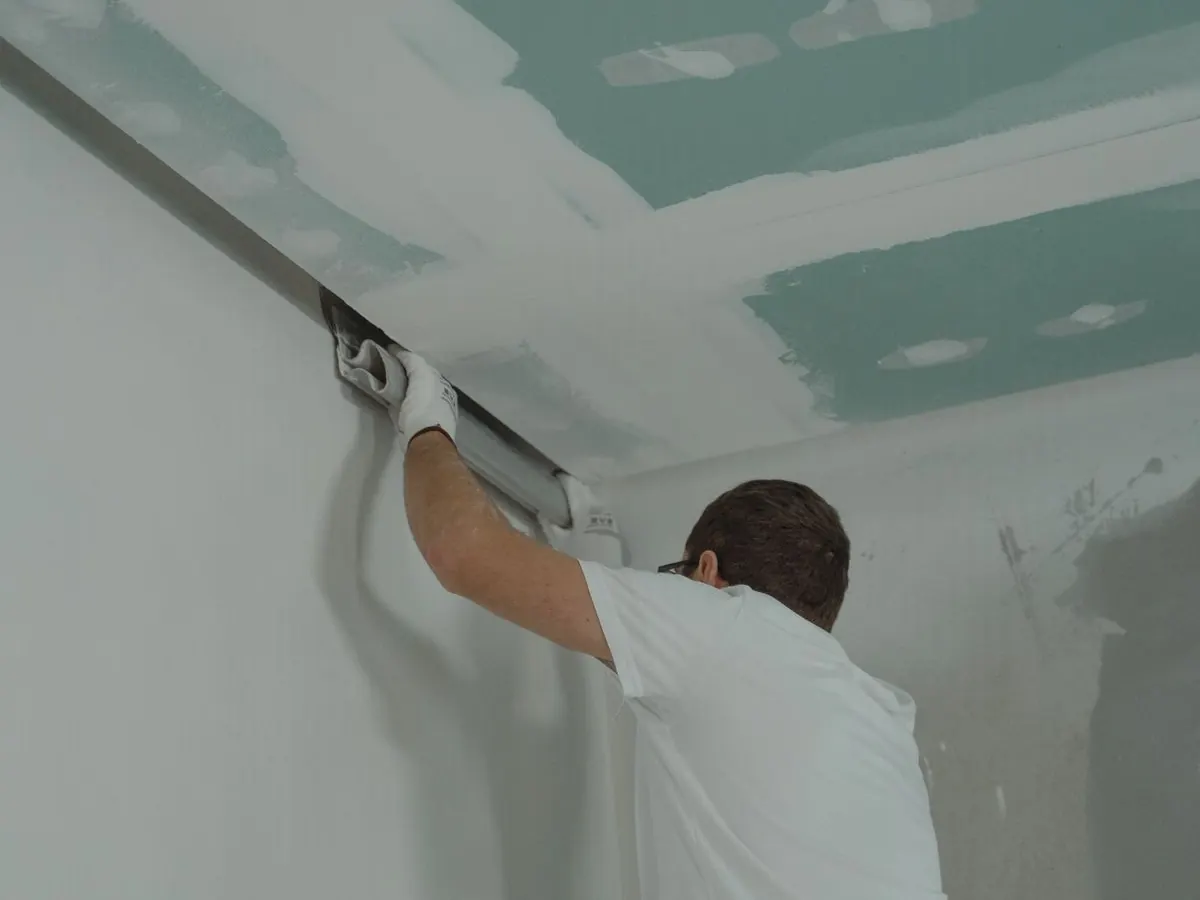 Ambiente corporativo dividido com divisórias de drywall e acabamento pronto para pintura