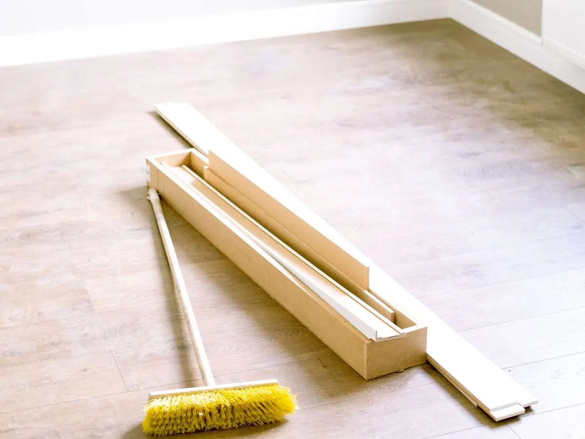 Ambiente residencial com piso laminado instalado e rodapés finalizados